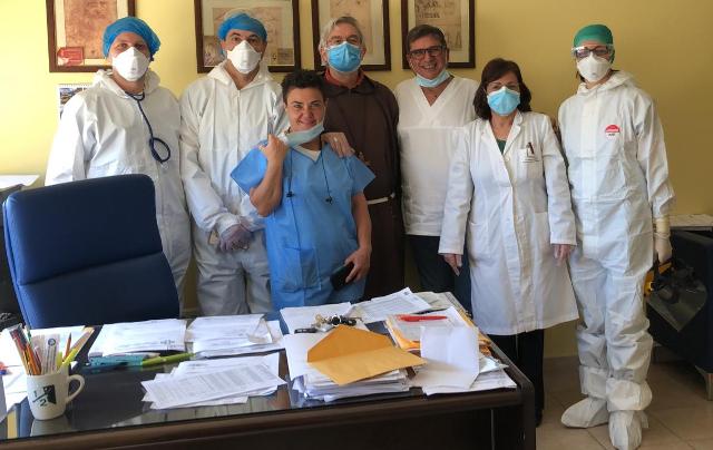 Oggi, visita a sorpresa del vescovo Peri ai reparti Covid del “Gravina” di Caltagirone